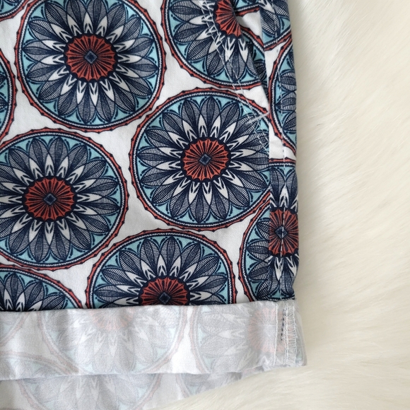 Banana Republic Medallion Cuffed Floral Shorts Women's 0 Summer - Picture 2 of 6